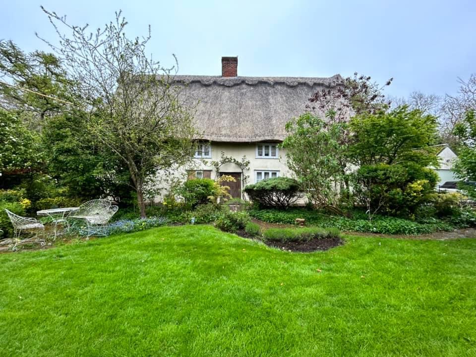 Thatched cottage with a cream painted exterior